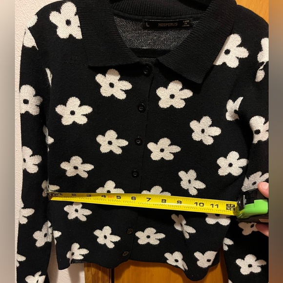 HESPERUS Black & White Daisy Button Down Collar Cardigan - Picture 7 of 7